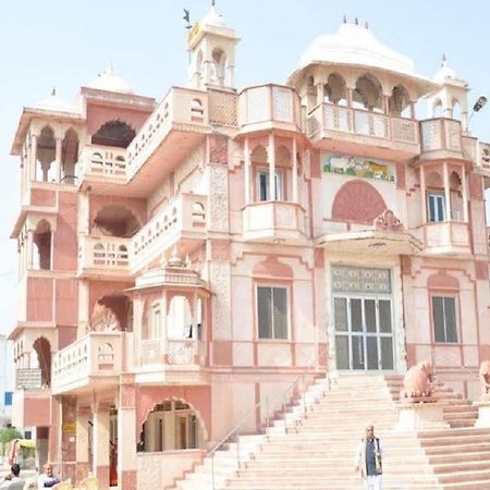 Hotel Suroth Mahal Luhāru Kültér fotó