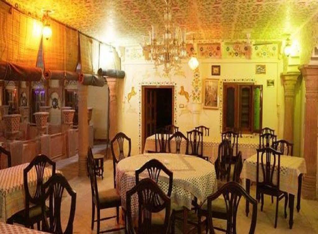 Hotel Suroth Mahal Luhāru Kültér fotó