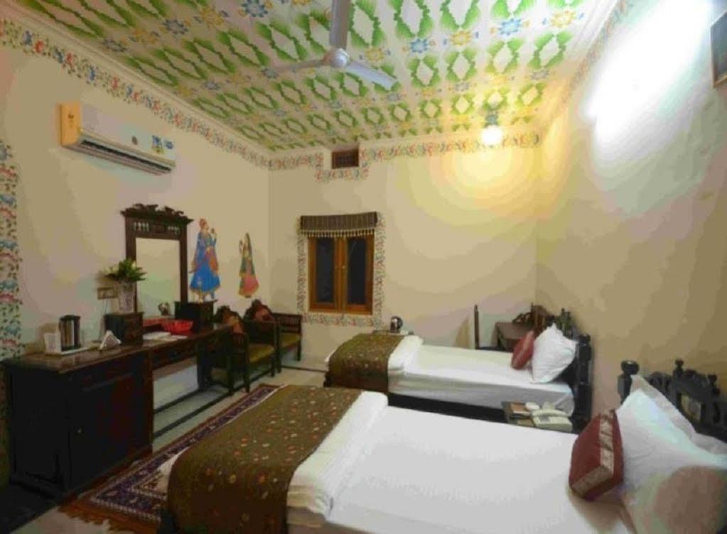 Hotel Suroth Mahal Luhāru Kültér fotó